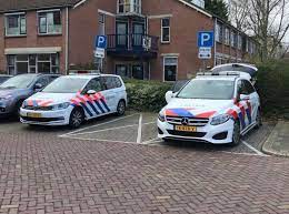 Omdat de politie zulke gevoelige persoonsgegevens verwerkt, stelt de wet strikte eisen aan het systeem dat regelt wie waar toegang toe heeft. In Leiden Rijden Politieauto S Met Verschillende Kleuren Rond En Dit Is Waarom Indebuurt Leiden
