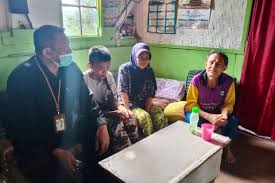 Saya mulai dengan menceritakan keadaan diri saya sendiri. Tertunduk Menahan Tangis Di Depan Anggota Dpr Pemulung Yang Baca Al Quran Iya Pak Mau Ketemu Ibu Halaman All Kompas Com