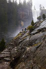 Mist Trail Yosemite National Park On Inspirationde Nacionalnyj Park Josemiti Mesta Dlya Puteshestvij Josemitskij Nacionalnyj Park