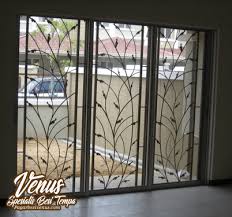 Rumah yang berisi banyak memori dan barang berharga tersebut bisa dilindungi dan menjadikan rumah anda hunian yang aman. 5 Contoh Model Pintu Rumah Terbaru Venus Pagar Besi Tempa Klasik Minimalis Mewah Modern