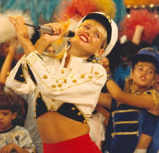 Não há no mundo inteiro um povo como esse que rindo ou chorando vai levando a vida não perde a esperanç. Xuxa The Annotated Gilmore Girls