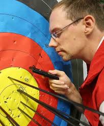 Ehrenamt: Mit Lupe und Stechzirkel