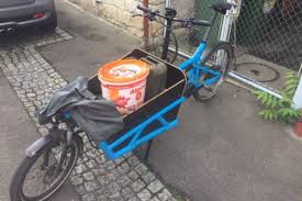 Eben Nochmal Schnell Ein Bischen Farbe Zum Stromrad Stand Auf Den Schlossplatz Fahren Gibt Zusatzliche Kilometer Fur Fahrrad Fahrrad Fahren Radeln