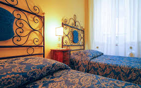 Piani letto a scomparsa decorazione camera da letto ripostiglio biancheria idee per la stanza da letto design delle camere dei ragazzi letto contenitore disposizione dei mobili in camera da letto. Dormire A Siena Stanza Delle Rose Antica Residenza Cicogna