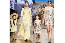 Abito da cerimonia mamma e figlia.l'abito e confezionato un bellissimo raso con corpetto e spalline.bellissima gonna con strascico e spacco laterale.ricca applicazione sul corpetto e gonna.abito ideale per mamma e bimba. Collezione Moda Per Mamma E Figlia By Elisabetta Franchi I Am Fashion Rose