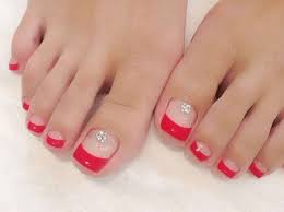 Una opción sencilla y rápida para decorar son las uñas de gel o postizas y funcionan perfectamente, además traen hermosos modelos de uñas para pies que te harán lucir espectacular. Modelos De Unas Para Pies Sencillas