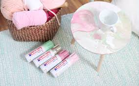 Gibts keine hausmittelchen mit dem man edding weggebkommt??? Diy Beistelltisch Marmorieren Diy Eule