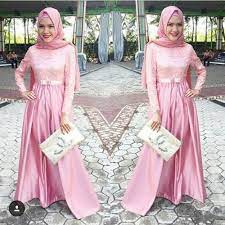 Kain dengan bahan satin banyak dijadikan pilihan para desainer untuk mendesain baju muslim pesta. Tips Dan 10 Ide Paduan Atasan Satin Supaya Anda Bisa Tampil Semakin Cantik