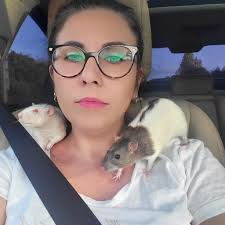 Hey guys, this is Daym our 2.5 year old rat. He was in a family of 4 but  his last friend passed away a few days ago 😞 I don't want him