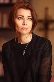 She writes in both turkish and english, and has published seventeen books, eleven of which are novels. Elif Safak Wikidata