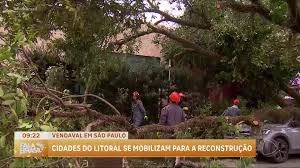 Vendaval causa mortes e destruição no litoral de São Paulo
