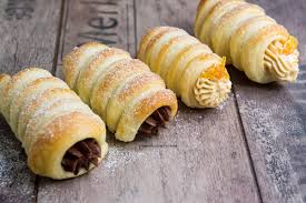 Il famosissimo yogurt fruttolo, che yogurt non è visto che è una crema a base di formaggio fresco e frutta, è presente in tutti i banchi frigo e viene acquistato solitamente per una merenda fresca e nutriente. Cannoncini Di Sfoglia Farciti Pasticciando Insieme