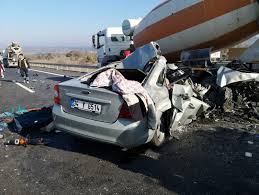 .ach 989 plakalı araca çarptı.çarpmanın şiddetiyle üç araçta farklı yönlere savrularak yoldan çıktı. Izmir Otobaninda Kaza 2 Olu
