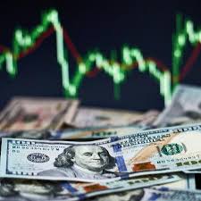 Dólar cai abaixo de R$ 5,26 e Bolsa testa 180 mil pontos com Copom no radar
