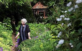 Weniger auffällig aber umso wertvoller sind die alten recyclierten bäume, die in gärten wieder neue verwendung finden und mit ihrem chrakter das gesamtbild stark prägen. Natur Im Garten Die Poesie Eines Waldgartens Jetzt Aufnehmen