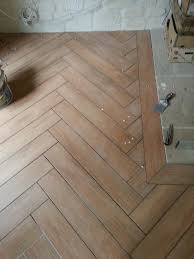 carrelage pose colle en chevron bt reno carreleur oise carrelage en chevrons poser du carrelage plancher de patio