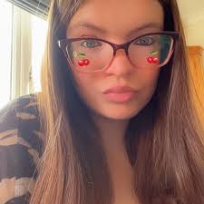 There is a horse? Should it be there? Last seen at the bottom of the hill  down from the pub.