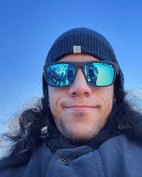 Soy feliz, cada día en realidad lo soy, que difícil fue darme cuenta de  algo tan simple como de que tengo salud, un trabajo, un techo y amor todos  los días. Gracias