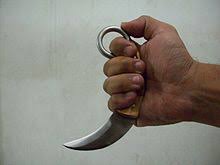 Pemegang pisau kerambit ini orangnya tidak boleh emosional, kalau tidak nanti keluar sendiri dari menurut tambo minangkabau, kerambit merupakan jenis senjata asli sumatera barat, termasuk. Kerambit Wikipedia Bahasa Indonesia Ensiklopedia Bebas