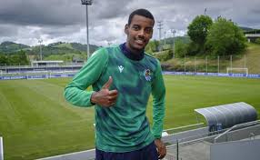 Isak still has 3 years left on his current contract with real sociedad, but the spanish side seem keen on keeping him at the anoeta for longer and would like to remove the clause to obtain 100% rights to the striker. Alexander Isak Yo Estoy Tranquilo Tengo Contrato Y Mi Plan Es Seguir En La Real Real Sociedad