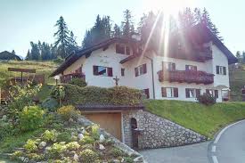Our house is located very quiet and sunny, surrounded by green and trees with wonderful view over ortisei and the dolomit mountains. S Cristina Val Gardena Appartamento Appartamenti Vacanze Alto Adige Italia