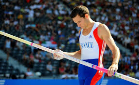 Lavillenie improved his outdoor personal best to 5.81 m in may 2009, beating veteran french pole vaulter romain mesnil in forbach. En 2014 Renaud Lavillenie Sur Le Toit Du Monde L Itineraire D Un Charentais Surdoue
