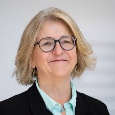 Suzanne Larsen's Instagram, Twitter & Facebook