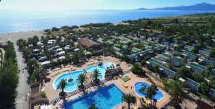 De sanitairgebouwen waar de meeste campeerplaatsen zijn die zijn toe aan een renovatie en de verlichting rond de gebouwen. Camping En Bord De Mer Decouvrez Le Camping Cala Gogo