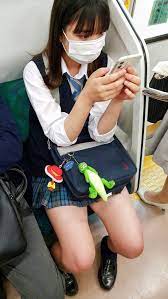 画像】電車でスマホに夢中な女子高生さん、盗撮に気を付けてください【注意喚起】 | JKちゃんねる|女子高生画像サイト