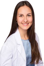 Nous sommes fières d'annoncer l'arrivée d'une nouvelle podiatre dans notre  équipe ! Il s'agit de Dre Sophie Lebel, podiatre. Dre Lebel, podiatre,  graduée de l'UQTR en 2022, est passionnée de par tout