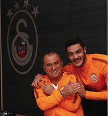Ozan kabak'ın babası cezaevi müdürü olduğu için ankara'da görev yaptığı sırada dünyaya gelen ozan kabak aslen mardin'e bağlı olan derik ilçesinden. Galatasaray Da Kalmak Icin Fen Lisesi Kazanan Ozan Kabak In Hikayesi