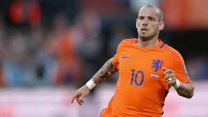 Wesley sneijder given brilliant netherlands shirt to mark international retirement. Wesley Sneijder Wechselt Zum Ogc Nizza Mit Mario Balotelli Und Dante Eurosport