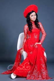 Hair Down With The Traditional Vietnamese Bridal Ao Dai Or Wedding Dress Outfit Wedding Dresses Unique Vietnamese Wedding Dress Casual Wedding Dress