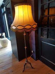 te koop oude vintage staande lamp met koperen voet en bakeliet stekker met schakelaar 165 cm hoog lampen vintage decoratie