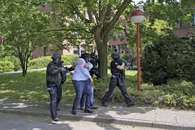 Definition, rechtschreibung, synonyme und grammatik von 'amoklauf' auf duden online nachschlagen. Fotostrecke Polizei Und Feuerwehr Uben Grosseinsatz Nach Amoklauf In Plon Kn Kieler Nachrichten