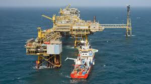 Pelantar minyak dibina bagi mengeluarkan minyak mentah seperti petroleum dan gas asli di tengah laut. Berbaloi Ke Kerja Offshore Jawapan Engineer Ini Akan Buat Anda Termenung