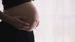 Soll man das baby lieber noch eine woche länger im bauch lassen oder gar zwei? Wehen Auslosen Kann Man Mit Hausmitteln Die Geburt Einleiten Utopia De