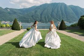 La nostra collezione di abiti da sposa è ricca e variegata, attinge da ogni linea accanto ai modelli di abiti da sposa più classici e tradizionali, trovano spazio vestiti più originali e innovativi, adattabili a riti. Abiti Da Sposa Atelier Via Donizetti A Varese