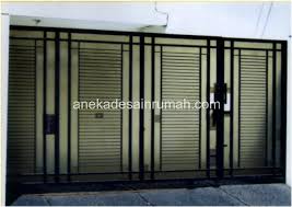 Tembok bata tinggi full mengelilingi rumah. 37 Konsep Terkini Pintu Pagar Rumah Minimalis Unik