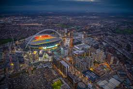 O estádio de wembley (em inglês: The Crucial Reason Why Wembley Stadium Has An Arch Mylondon