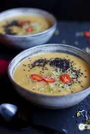 Asiatische Weisse Rubchen Suppe Mit Ingwer Chili Sprossen Und Schwarzem Besam Rezept Weisse Ruben Lebensmittel Essen Asiatische Gerichte