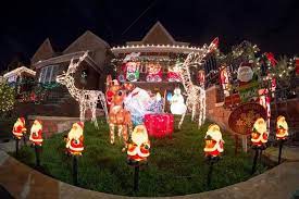 If you wanna have it as yours, please right click the images of case americane addobbate di natale and then save to your desktop or notebook. New York Brilla Viaggio Nelle Case Illuminate Per Natale