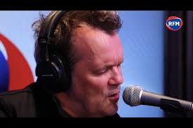 Axel Bauer interprète « Ici Londres » et « Éteins la lumière » dans le  16/20 !