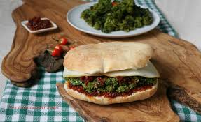 Preparatevi gli ingredienti e potete mettervi a cucinare cime di rapa divertitevi a scoprire nuovi piatti e cibi delle migliori cime di rapa stufate ricette della cucina italiane ed internazionale. Panino Con Cime Di Rapa Stufate E Pomodori Secchi Non E Una Casa Per Magri