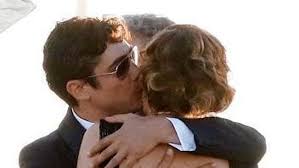 After learning the identity of the man who killed her husband, a young widow struggles with whether to forgive the killer or avenge her husband's death. Riccardo Scamarcio E Valeria Golino Effusioni Lontano Dai Flash Crisi Rientrata