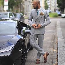 Il existe plusieurs règles à prendre en compte lorsque l'on choisit les chaussures que l'on va porter avec son costume. Costume Gris Quelle Chemise Et Cravate Porter Avec Son Costard Gris