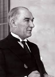 Mustafa kemal atatürk 1881 yılında selânik'te kocakasım mahallesi, islâhhâne caddesi'ndeki üç katlı pembe evde doğdu. Gazi Mustafa Kemal Ataturk Siyah Fotografcilik Nadide Fotograflar Portre