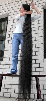 The Guinness World Record For The World S Longest Hair Belongs To China S Xie Qiuping Whose Hair Measures 5 Cheveux Tres Long Astuce Cheveux Cheveux Long