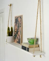 Une Etagere Murale Suspendue Diy Avec De La Corde Shake My Blog En 2020 Deco Murale Chambre Diy Decoration Chambre Idee Decoration Chambre