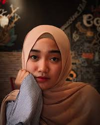 Finochiaro dan Bonomo (1973: 119), membaca adalah memetik serta memahami  arti atau makna yang terkandung di dalam bahasa tertulis.